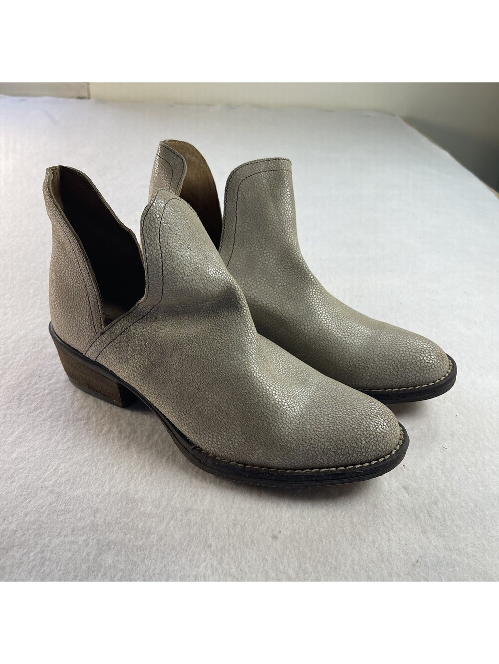Women’s Shimmery Leather Ankle Boots Booties w/ Cutouts sz 8 Corkys